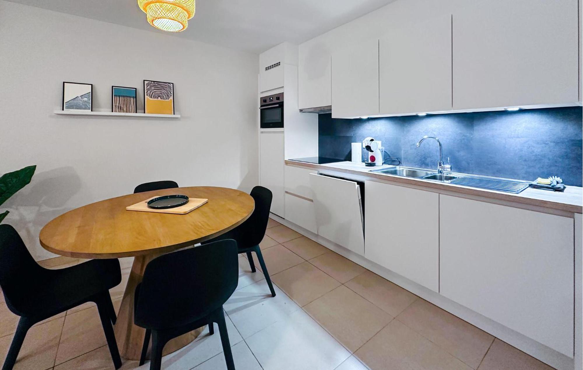 1 Bedroom Cozy In Apartment *